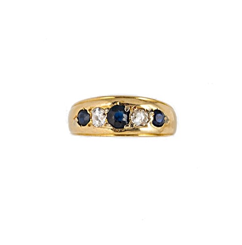 Lot 110 - A sapphire and diamond ring