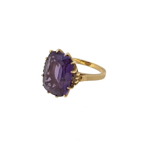 Lot 51 - A synthetic colour change corundum ring