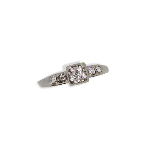 Lot 20 - A diamond set ring
