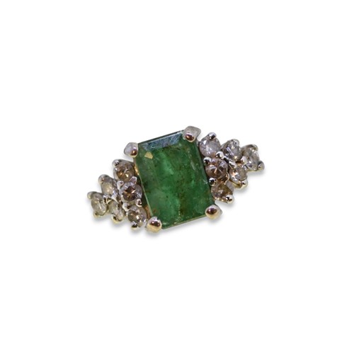 Lot 42 - An emerald and diamond ring