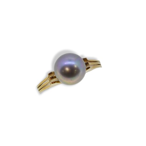 Lot 26 - A cultured pearl ring