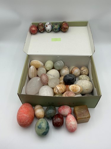 Lot 42 - A collection of polished hardstone and other...