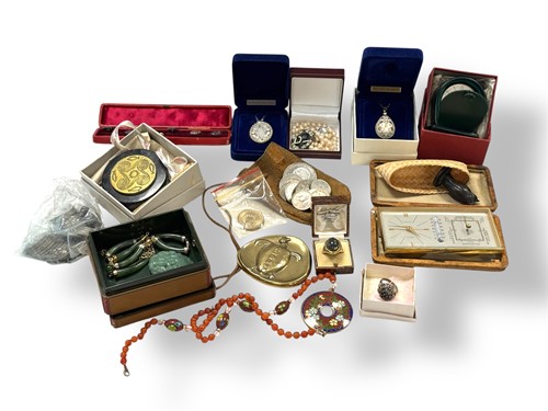 Lot 256 - A mixed lot of silver and other costume...