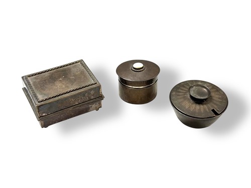 Lot 202 - Two silver pillboxes, to include