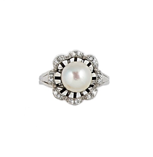 Lot 37 - A cultured pearl and diamond cluster ring