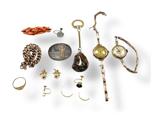 Lot 247 - A large assortment of costume jewellery,...