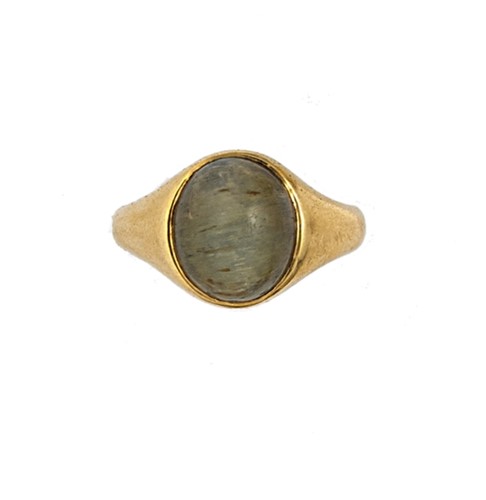 Lot 82 - A 'cat's eye' chrysoberyl signet ring