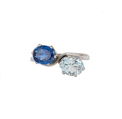 Lot 190 - An 18ct gold sapphire and aquamarine crossover ring