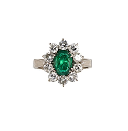 Lot 197 - An emerald and diamond cluster ring