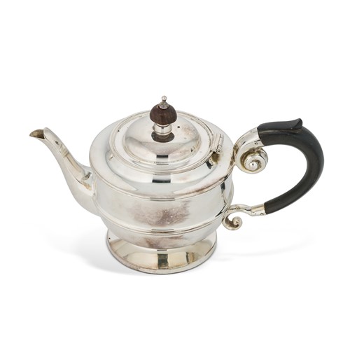 Lot 470 - Chester - An Edward VII silver bachelor's teapot