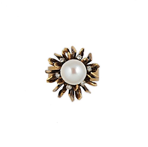 Lot 39 - A cultured pearl and diamond ring