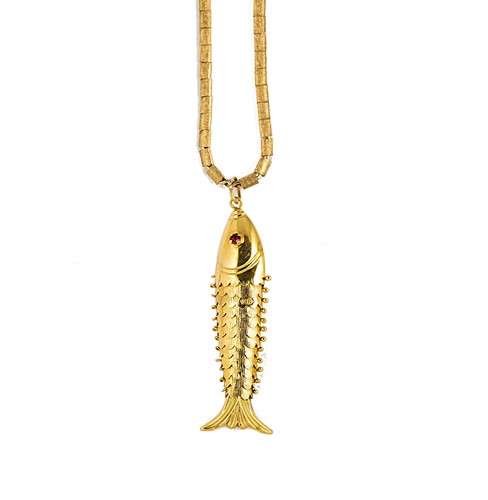 Lot 96 - An articulated fish pendant and chain