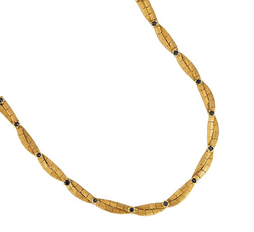 Lot 105 - A sapphire centrepiece necklace