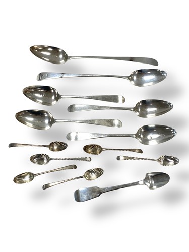 Lot 283 - A collection of silver flatware, 607g (19.5ozt)