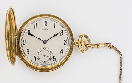 Lot 230 - Marvin, Genève - A Swiss 18ct gold hunter pocket watch, along with a watch chain