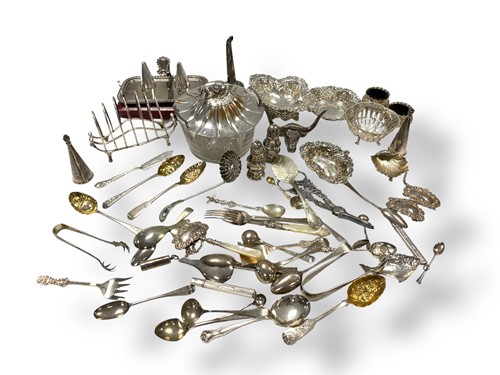 Lot 282 - A collection of silverware including flatware,...