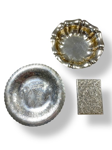 Lot 292 - Two Italian 800 standard silver bowls, an...