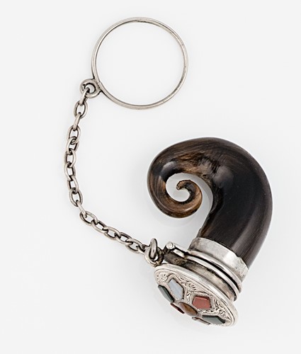 Lot 304 - A novelty vinaigrette in the form of a miniature snuff mull