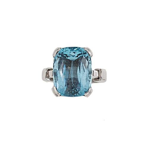 Lot 188 - A single stone aquamarine ring