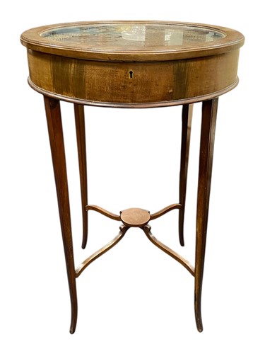 Lot 595 - An Edwardian mahogany bijouterie table