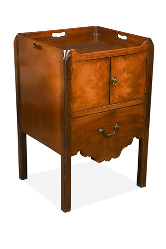 Lot 528 - A George III tray top bedside night cupboard