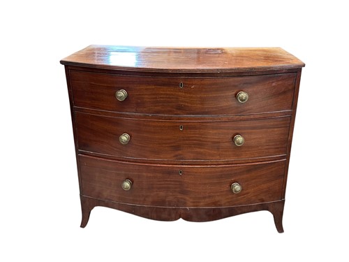 Lot 571 - A Regency mahogany bow front chest of...