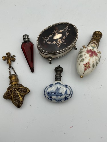 Lot 269 - A collection of ceramic and glass perfume...