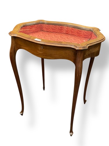 Lot 537 - An Edwardian sheraton revival display...