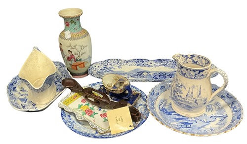 Lot 96 - A quantity of ceramics to include various blue...
