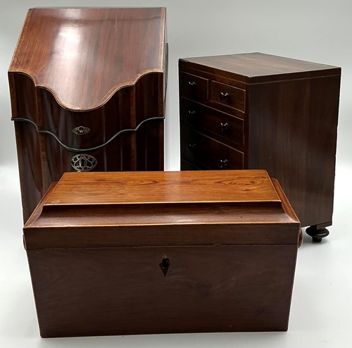 Lot 216 - A George III mahogany and kingwood crossbanded...