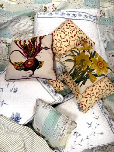 Lot 722 - Quantity of decorative textiles to include...