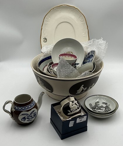 Lot 85 - A small collection of creamware, pottery and...