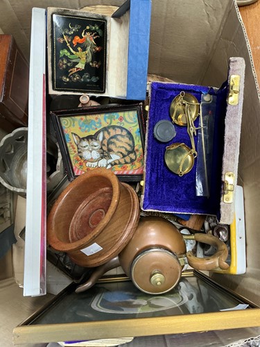 Lot 86 - Various decorative items, including a group of...