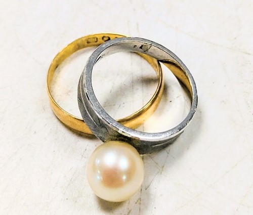 Lot 317 - A hallmarked 18ct gold wedding band, together...