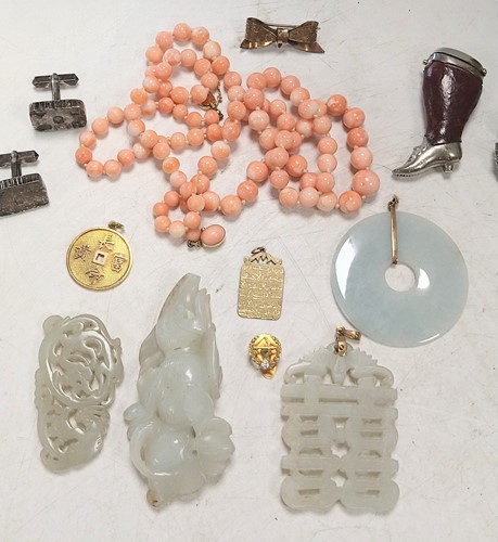 Lot 328 - A collection of jewellery and assorted items,...