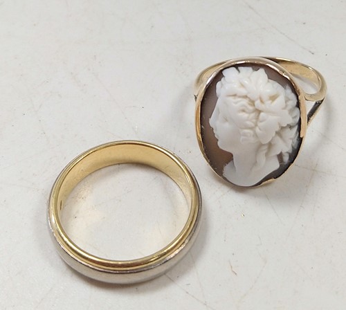 Lot 329 - A hallmarked 18ct gold wedding band weight...
