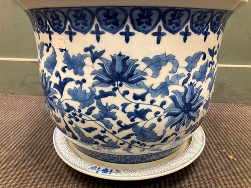 Lot 580 - A large blue and white ceramic cache pot or...