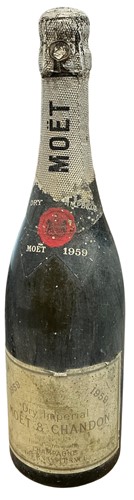 Lot 125 - A single bottle of 1959 Moet & Chandon Dry...