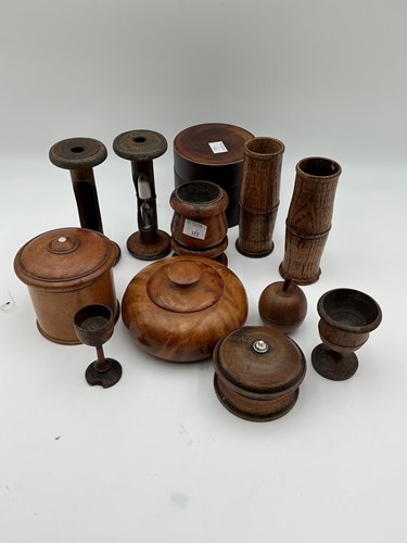 Lot 117 - A small collection of treen, to include egg...