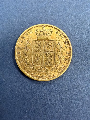 Lot 143 - A Victoria 'Young Head Shield Back' sovereign