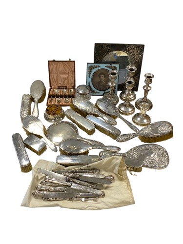 Lot 257 - A collection of silverware including a...