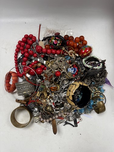 Lot 331A - A large collection of costume and silver...