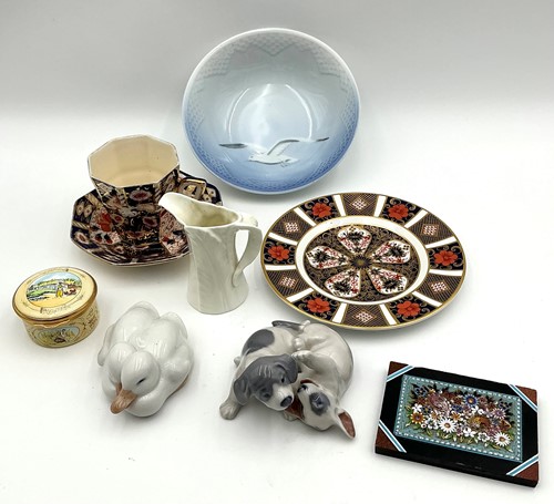 Lot 50 - A small collection of decorative ceramics and...