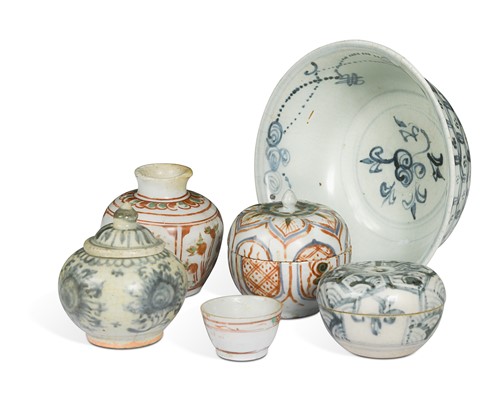 Lot 1 - A Group of six Zangzhou "Swatow", Annamese and Sawankholok blue and white and polychrome jars and two bowls,16th -18th century