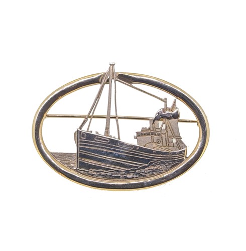 Lot 66 - A modern 9ct gold brooch
