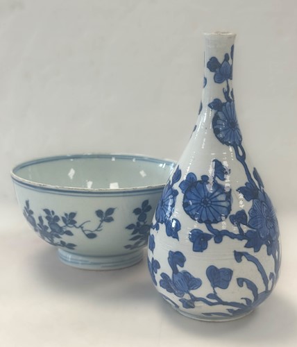 Lot 4 - A Chinese blue and white porcelain small bottle vase, Kangxi Emperor (1662-1722)