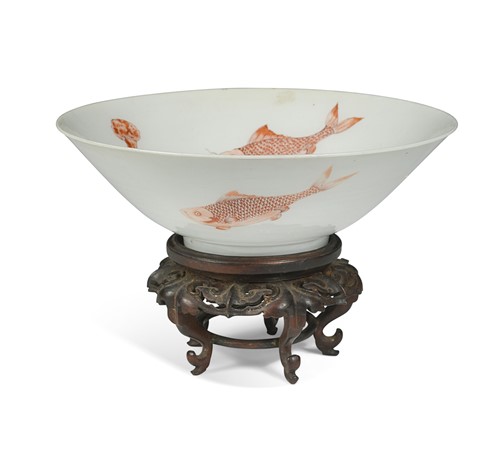 Lot 10 - A Chinese porcelain fish bowl, Kangxi Emperor (1662-1722)