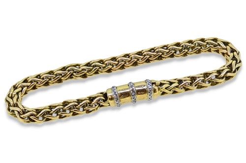 Lot 86 - A fancy bracelet with a diamond set clasp