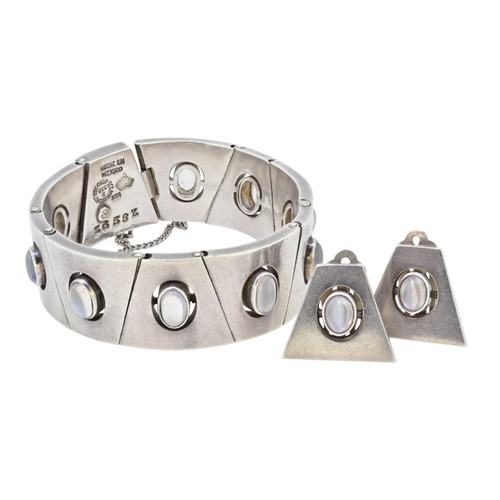 Lot 314 - Antonio Pineda - A bracelet together with a pair of ear clips