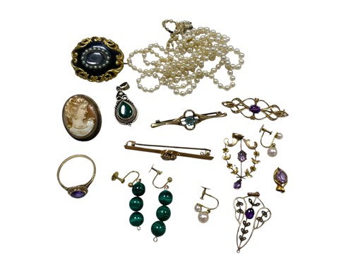 Lot 269 - A pendant stamped '18K' weight 1.1g, a...